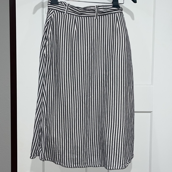 Button-up skirt with a belt - Picture 4 of 10